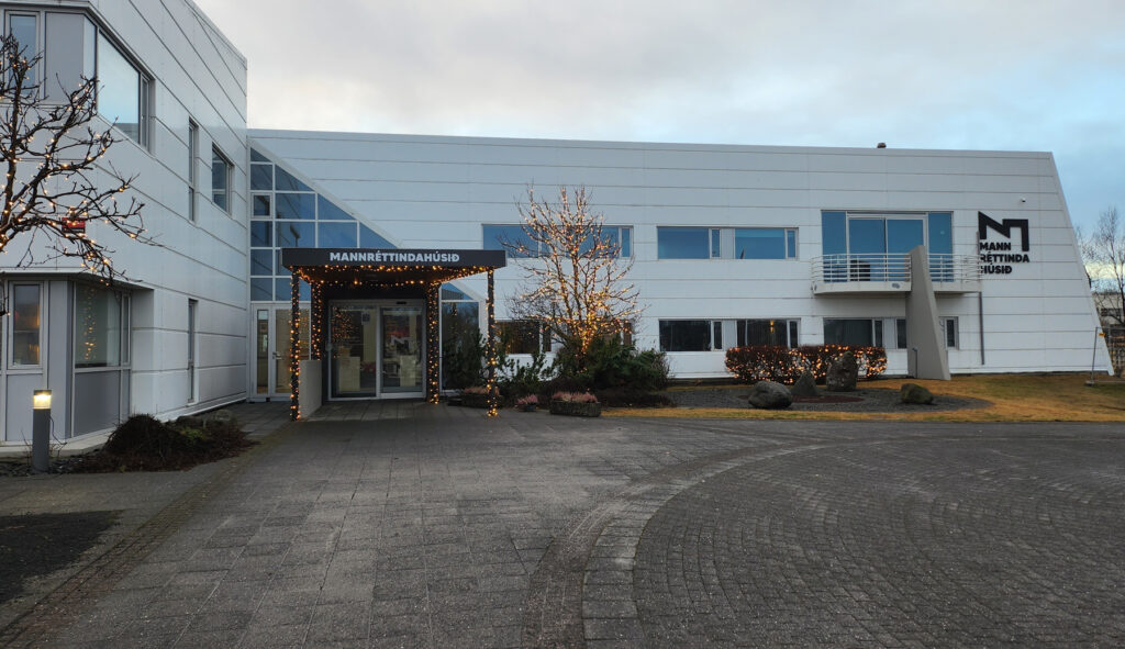 Nægt pláss og aðgengi fyrir fólk sem notar stóra rafmagnshjólastóla.Bílaplan við inngang að Mannréttindahúsinu, Sigtúni 42.