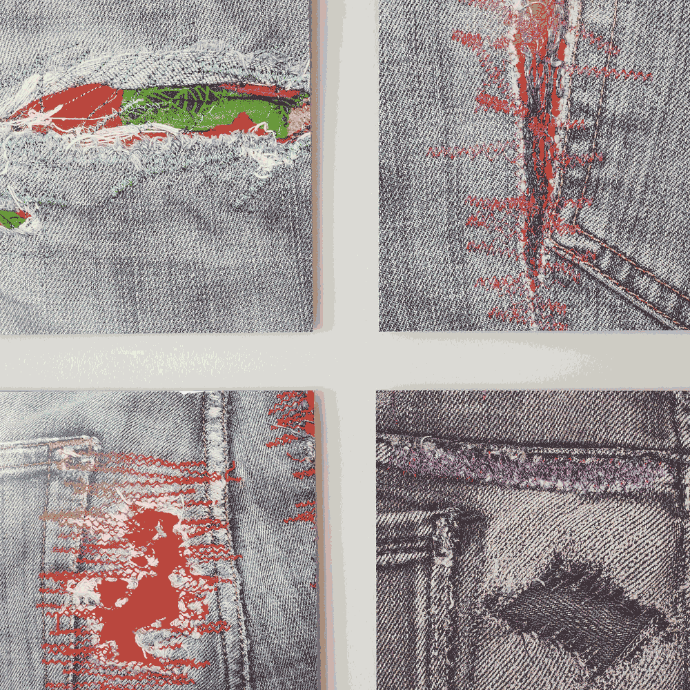 Sjónýsing á fjórum verkum af átta. Nærmyndafletir af rifnum ljósbláum gallabuxum; rauður og stundum grænn undirlitur skín í gegnum rifur og rauðir punktar/skriftarlínur liggja yfir. Áferðin er gróf, með sjáanlegum þráðum og kornóttum skuggum. Rauðu punktarnir líkjast prentvillum og skapa tilfinningu um bæði viðgerð og sár.